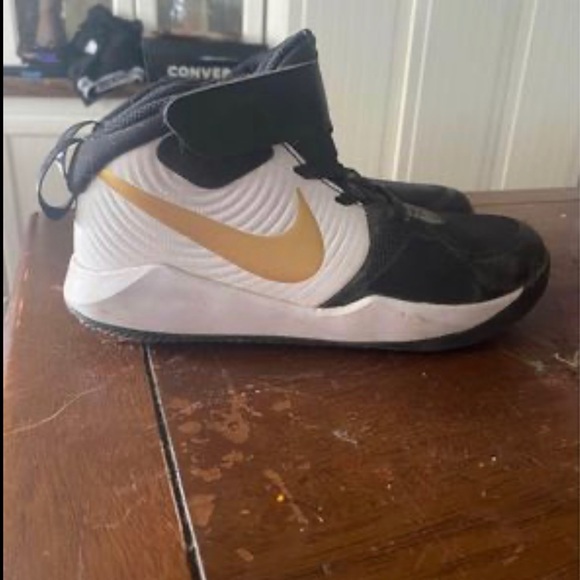 Nike Velcro shoes w size 1 only worn once or twice - Picture 3 of 3